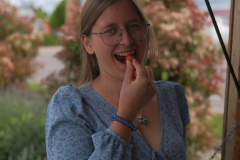 Anna mit Erdbeere in Bad Windsheim